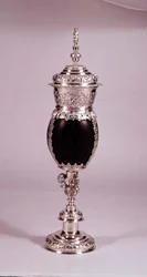 Kokosnussbecher und Deckel mit Repoussé-Silbermontierungen, 1656